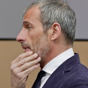 Progetto CMR, studio projektowania zintegrowanego z Mediolanu — projektanci biurka Elite i fotela Lead marki Las Mobili