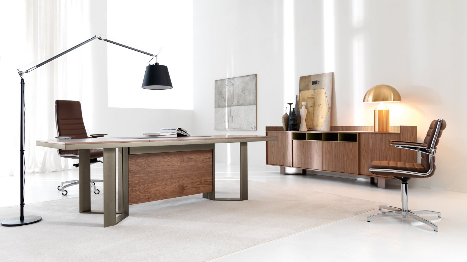 Biurko gabinetowe Lloyd od IVM z blatem w kolorze FENIX na aluminiowych nogach ramowych