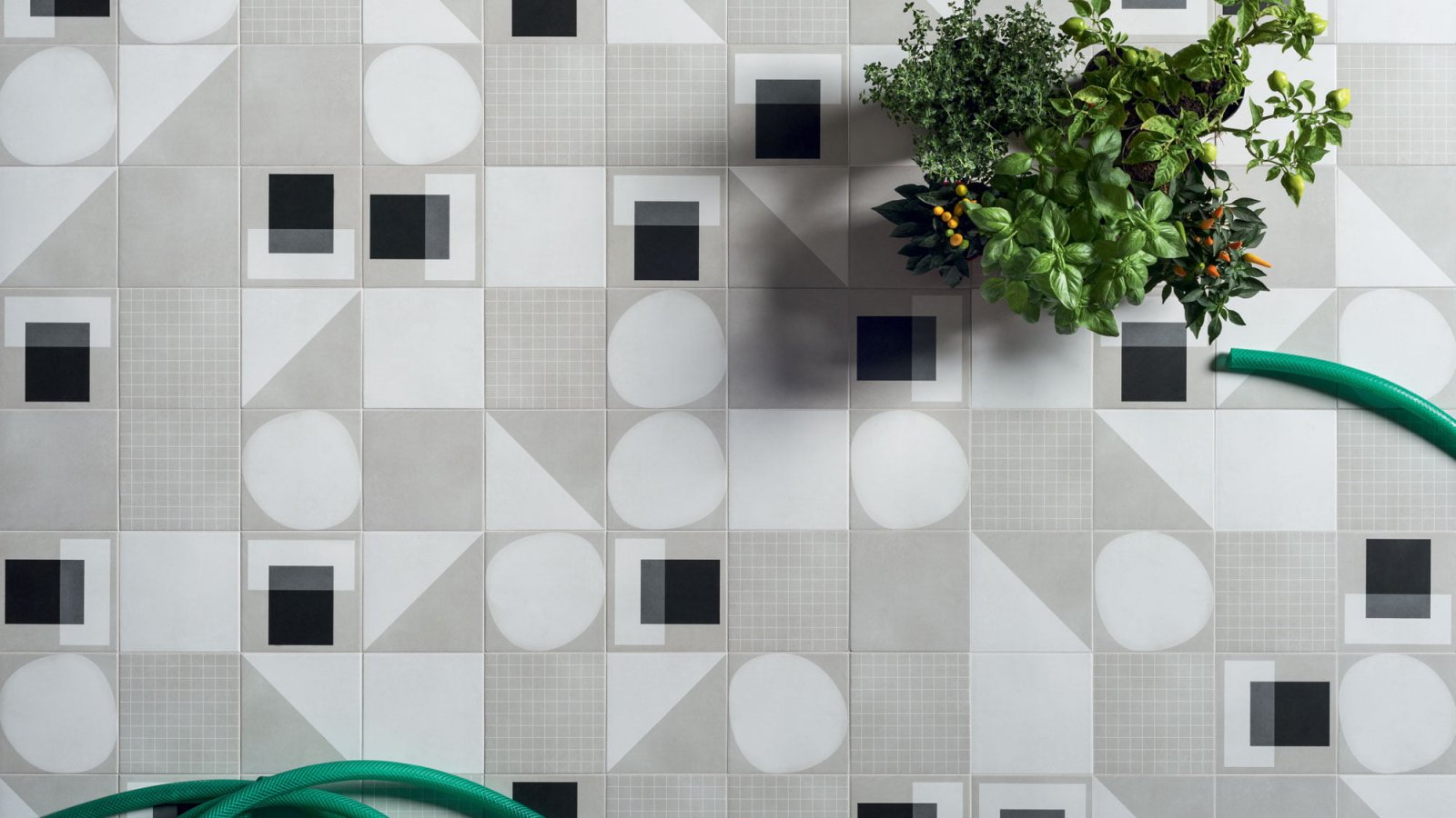 Ceramika designerska Futura 41zero42 15x15 na ścianie łazienki