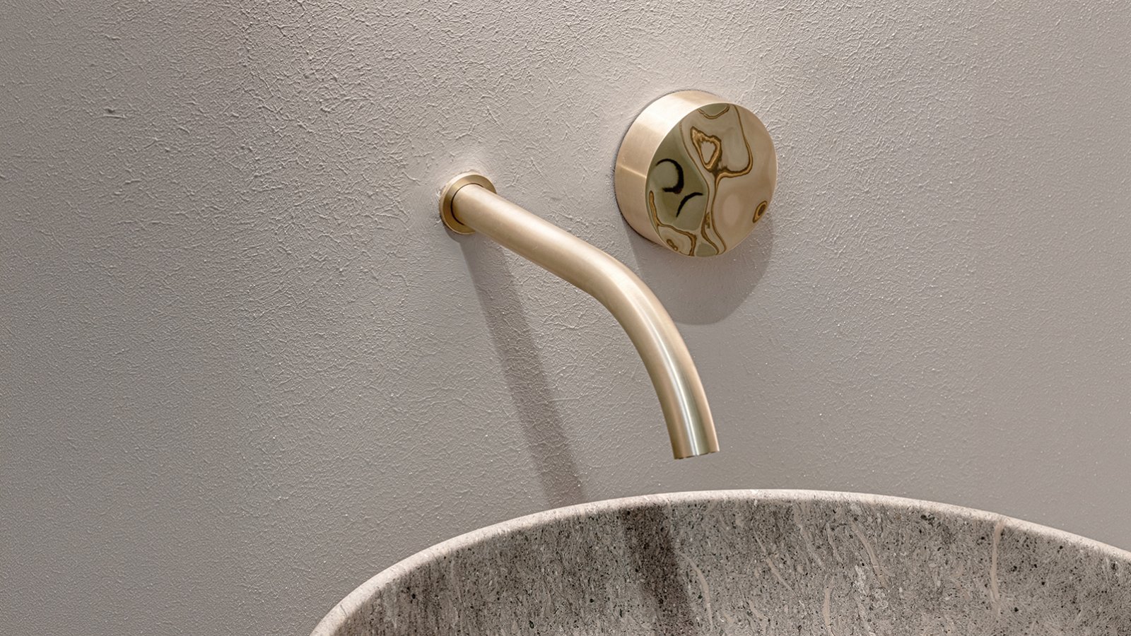 Włoska armatura łazienkowa Allure od CEA Design z polerowaną dźwignią