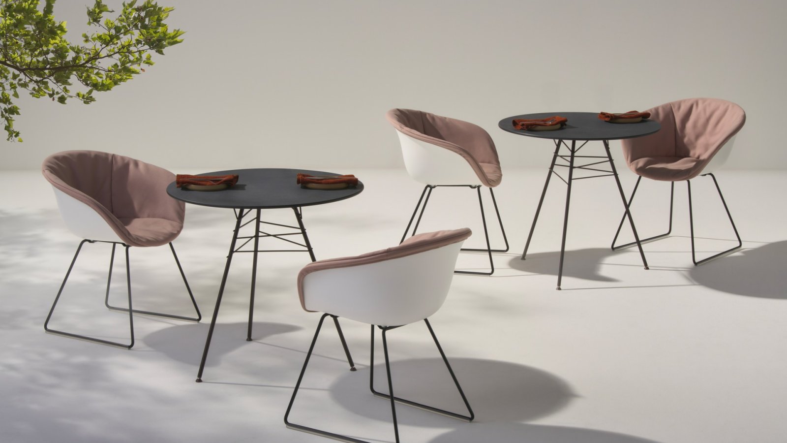 Krzesło designerskie Leaf od Arper ze stalową strukturą unerwienia liścia w strefie lounge