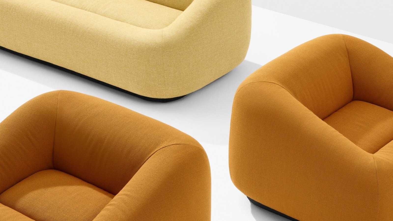 Sofa Aom marki Arper w biurowej strefie lounge