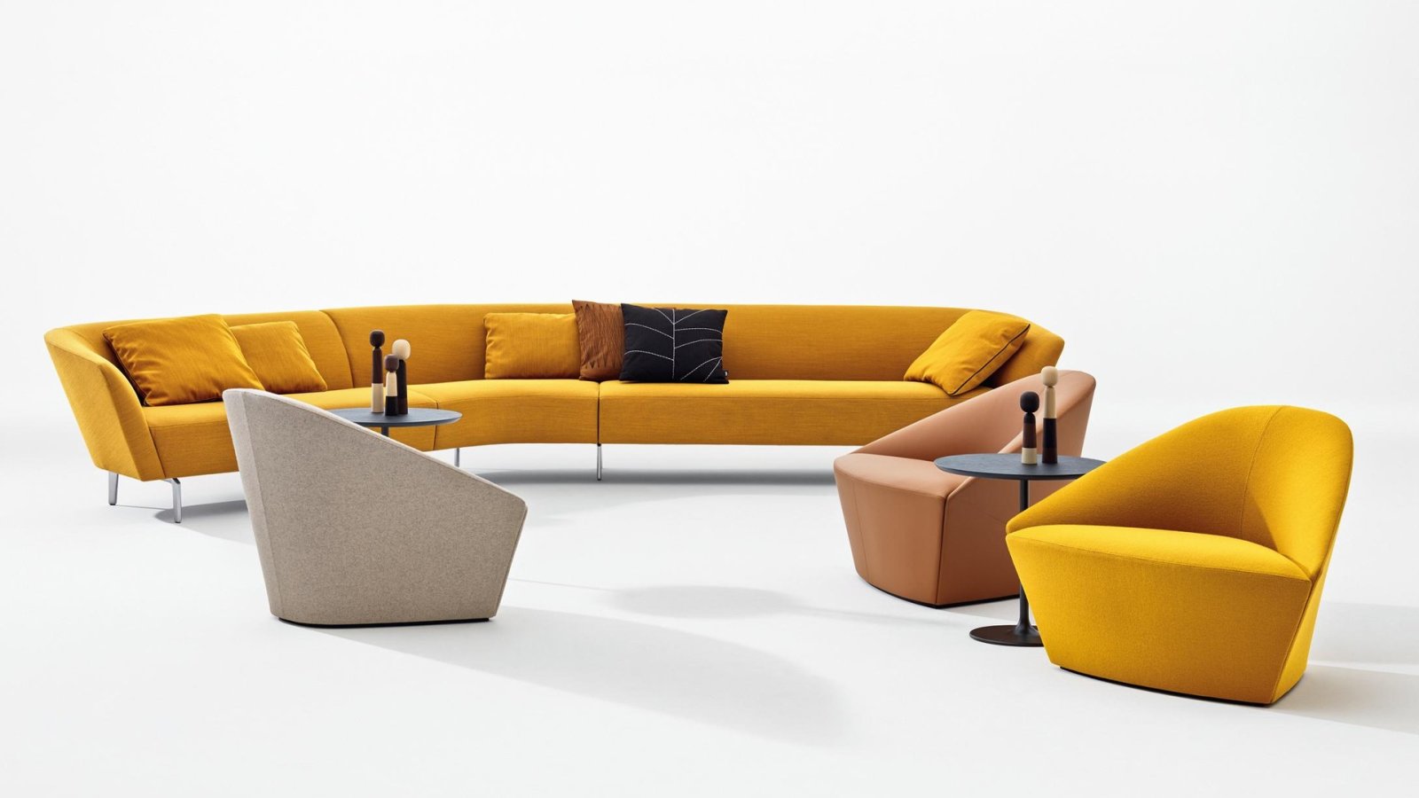 Modułowa sofa Loop od Arper w strefie recepcji
