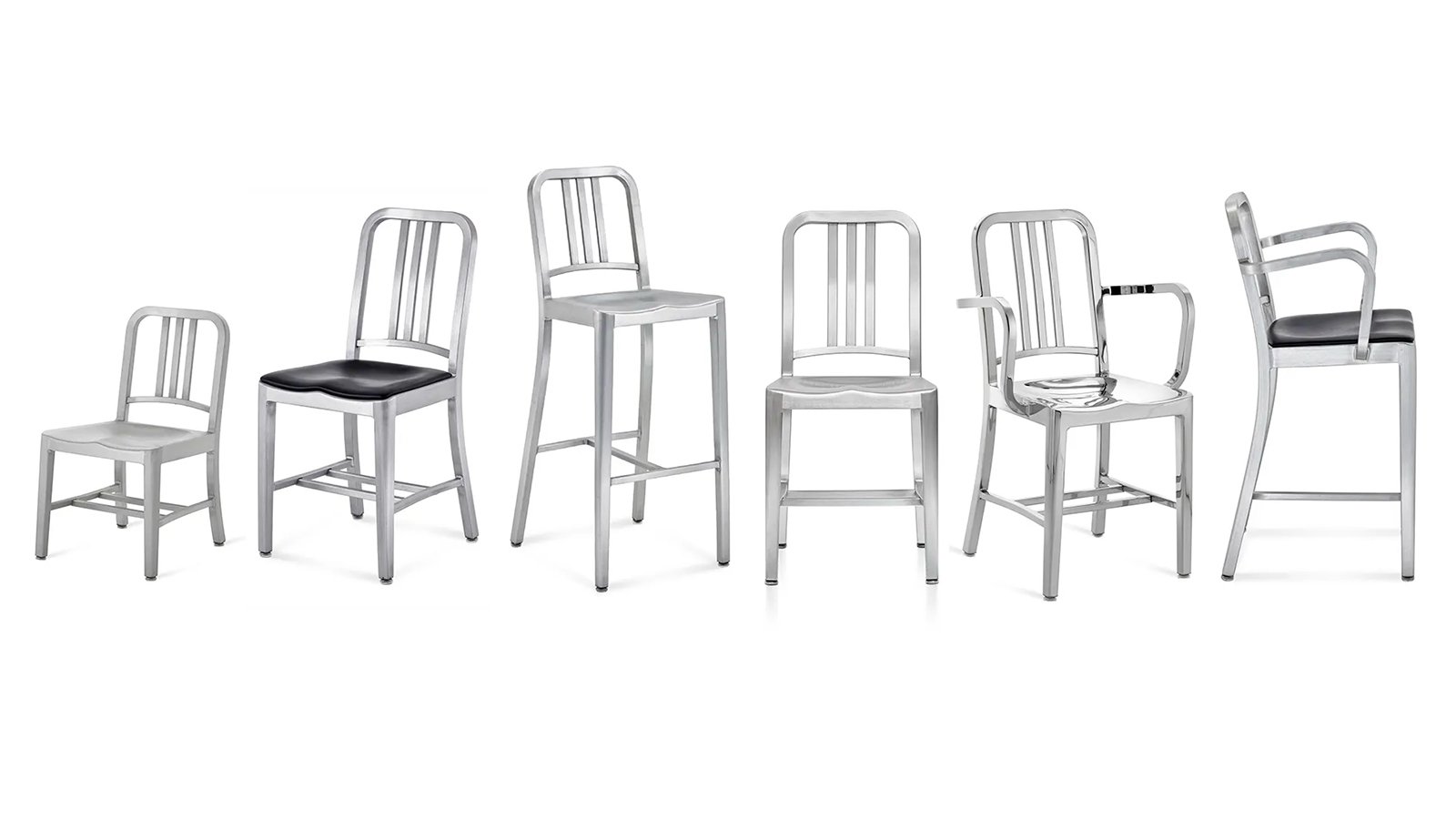 Krzesła designerskie Navy 1006 od Emeco ze szczotkowanego aluminium wokół stołu