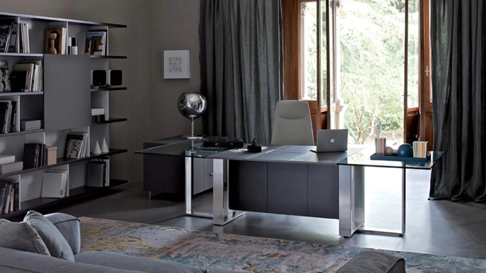 Biurko designerskie Altagamma od Estel w fornirze z top accessem i aluminiową ramą