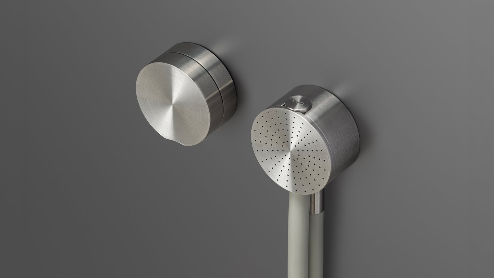 Bateria Giotto od Cea Design ze stali nierdzewnej satynowanej