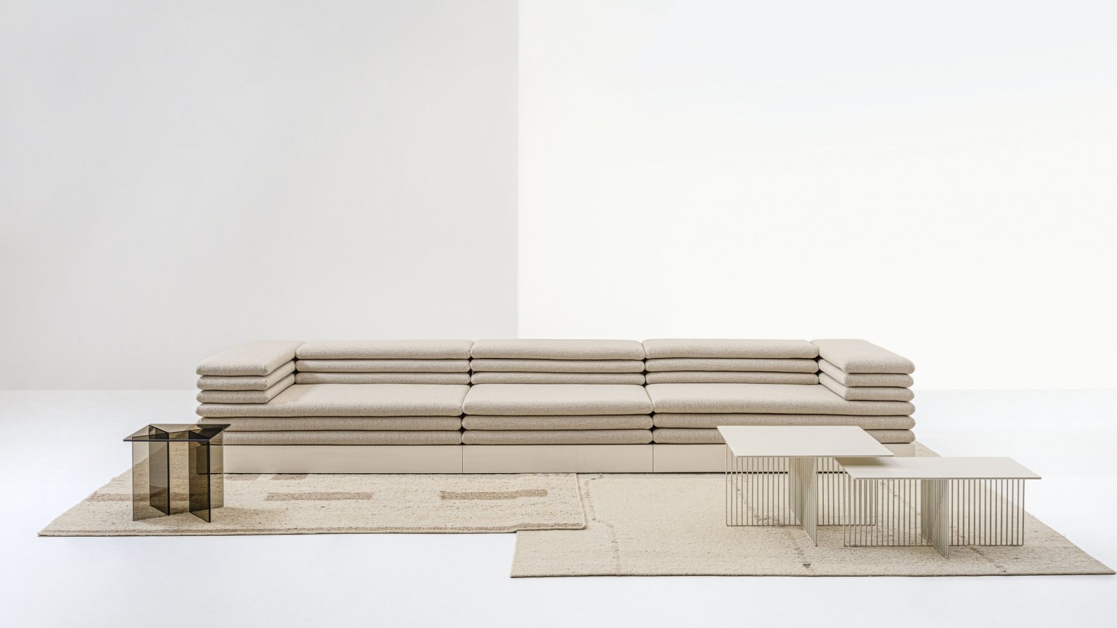 Sofa Acamante 3-osobowa o długości 395 cm z podstawą lakierowaną w kolorze kości słoniowej