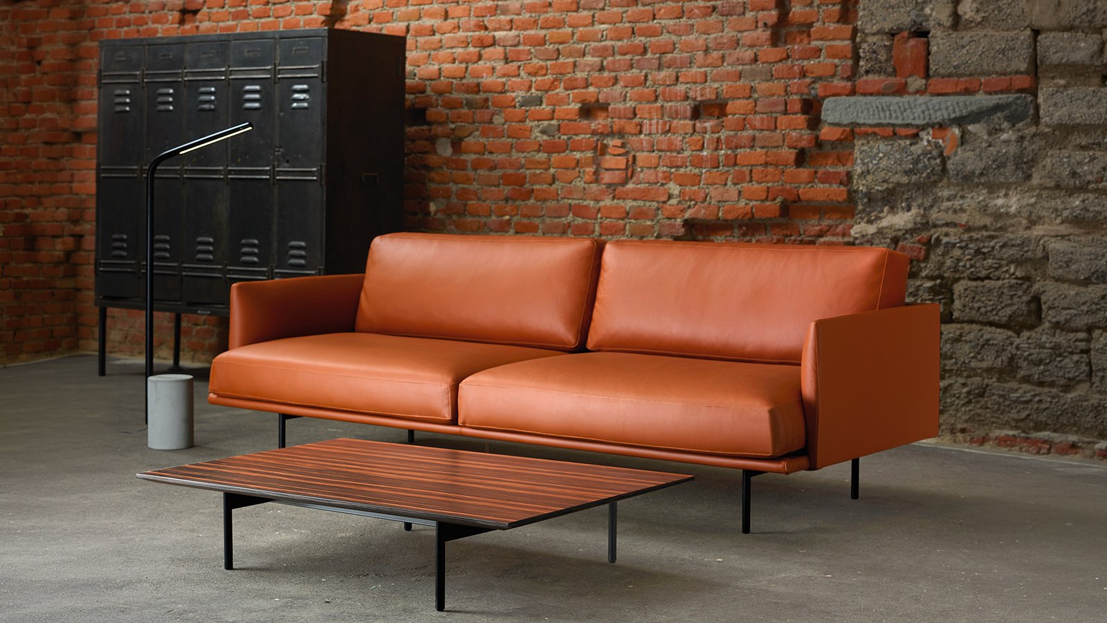 Sofa dwuosobowa New York marki Quinti w koniakowej skórze na czarnych stalowych nogach