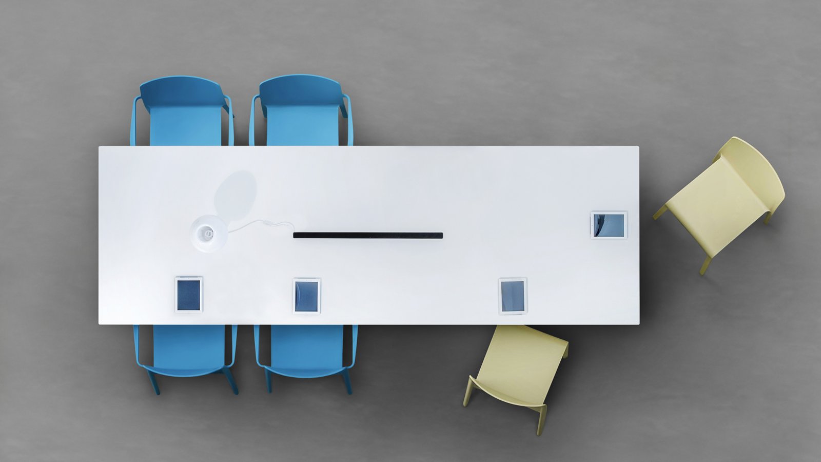 Stół konferencyjny Arki-Table od Pedrali na kozłach stalowych z blatem z laminatu kompaktowego