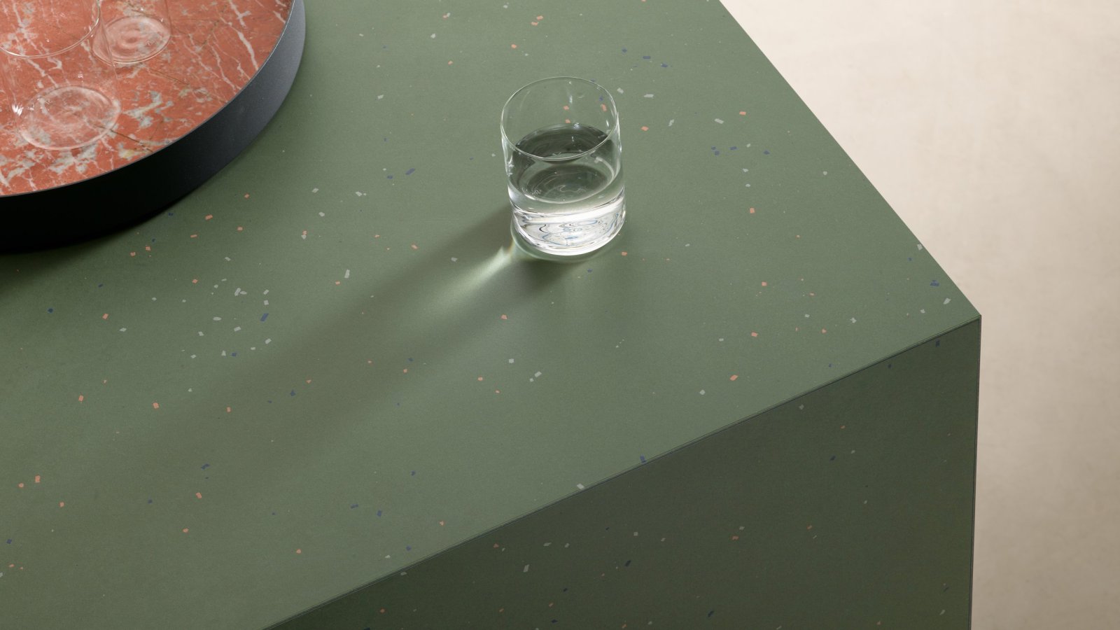 Powierzchnia Primavera od Mutiny z kolorowymi drobinami ceramicznymi