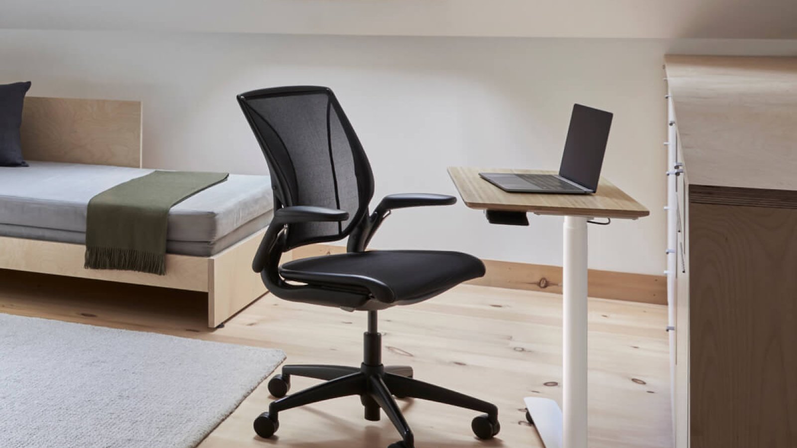 Ergonomiczne krzesło pracownicze World LM od Humanscale w otwartej przestrzeni biura