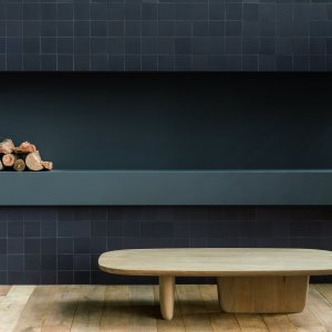 Poczekalnia z posadzka Mews w kolorze Chalk i skorzanymi fotelami