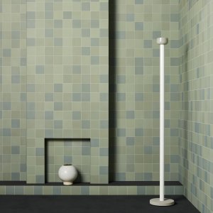 Lazienka biurowa wylozona plytkami Mews w kolorze Light Blue