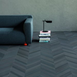 Posadzka w jodelke z plytek Mutina Mews w kolorze Ink w recepcji