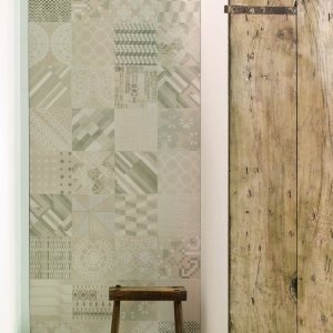 Sciana patchwork z plytek Azulej Grigio combination od Mutina