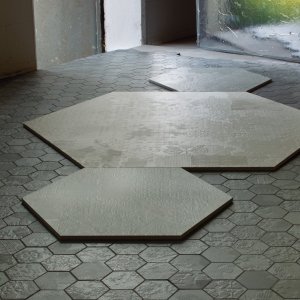 Recepcja z podłogą Déchirer o wyglądzie betonu
