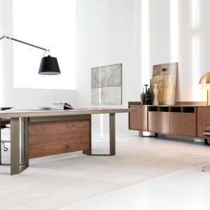 Biurko gabinetowe Lloyd od IVM z blatem w kolorze FENIX na aluminiowych nogach ramowych