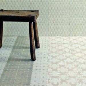 Sciana aneksu kawowego w mieszanych wzorach Azulej Bianco