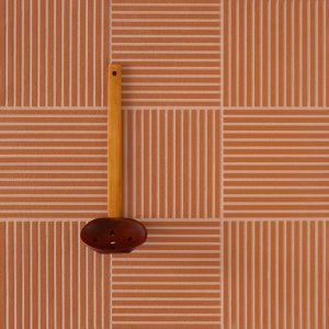 Recepcja z ceramicznym dywanem Fringe