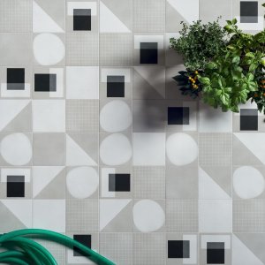 Ceramika designerska Futura 41zero42 15x15 na ścianie łazienki