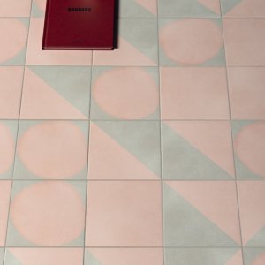 Futura Grid Black na ścianie i podłoga z Futura Drop Black