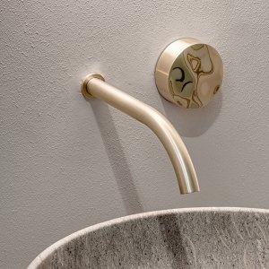 Włoska armatura łazienkowa Allure od CEA Design z polerowaną dźwignią
