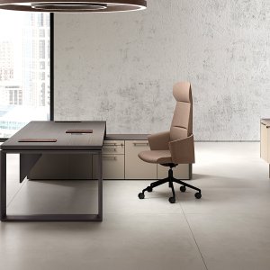 Biurko gabinetowe Arche od Bralco z dębowym blatem w ramie