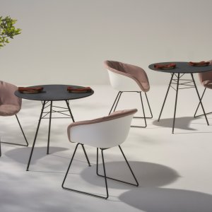 Krzesło designerskie Leaf od Arper ze stalową strukturą unerwienia liścia w strefie lounge