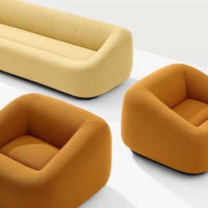 Sofa Aom marki Arper w biurowej strefie lounge