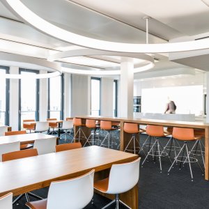 Krzesła designerskie Catifa 53 ustawione wokół stołu