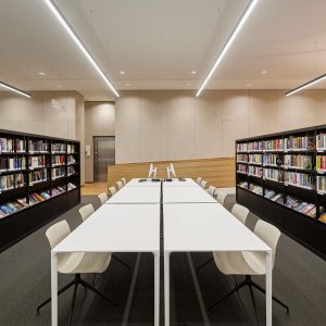 Panel frontowy zamontowany na stanowisku Nuur od Arper
