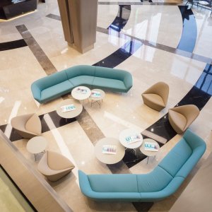 Długa płynąca linia modułów Loop w atrium