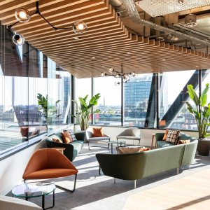 Arper Loop jako okazała sofa w salonie