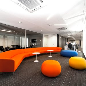 Trzyosobowa sofa Loop w hotelowym lounge'u