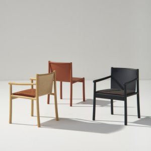 Kata Lounge w robinii koloru teak na zewnątrz