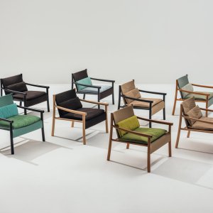 Kata Chair wokół stołu do pracy wspólnej