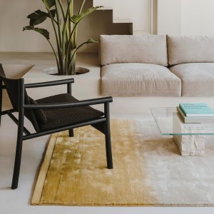Kata Lounge przy niskim stoliku