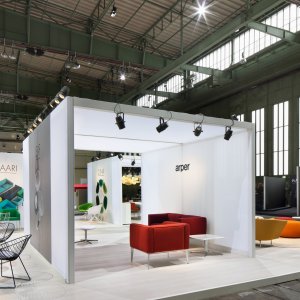 Krzesła designerskie Leaf wokół stołu z Compact HPL od Arper