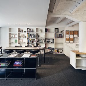 Korytko kablowe zamontowane pod stołem Nuur Office od Arper