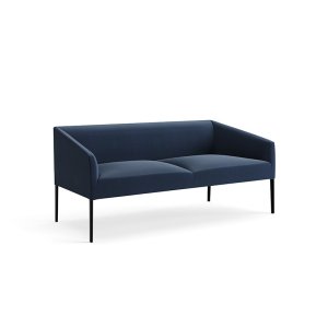 Sofa trzyosobowa Saari od Arper przy ścianie lobby