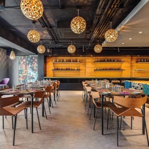 Sala spotkań z krzesłami designerskimi Saya od Arper