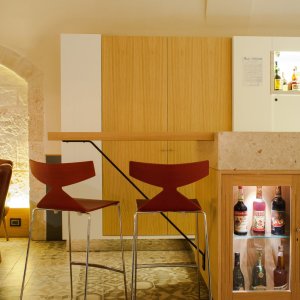 Restauracja wyposażona w krzesła Saya od Arper