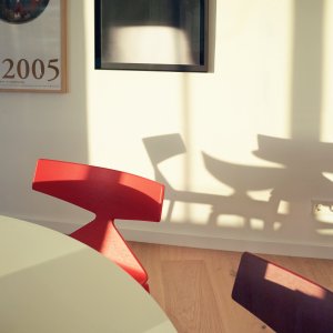 Skórzana poduszka na siedzisku krzesła Saya od Arper