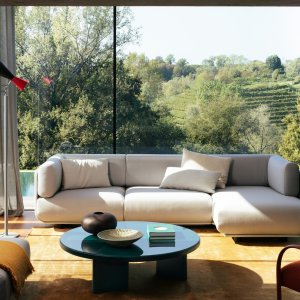 Shaal marki Arper jako sofa w poczekalni restauracji