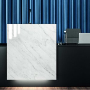 Kompozycja Lux o szerokości 400 cm w holu centrali