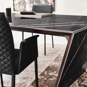 Noga w wykończeniu titanium w biurku designerskim Nasdaq