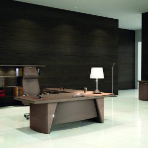 Listwa pozłacana 24-karatowym złotem na boku biurka iSixty Luxury