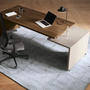 Panel tylny odsunięty od blatu w biurku GO