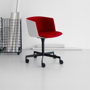 Fotel Cut od Lapalmy na czteroramiennym krzyżaku