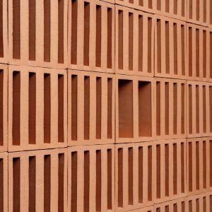 Ażurowa ściana Tally od Mutiny, projekt Michael Anastassiades